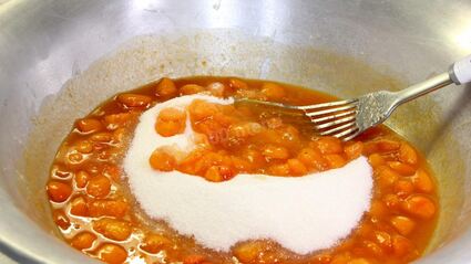 варенье из абрикосов с ядрышками из косточек на зиму