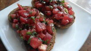 Брускетта с помидорами