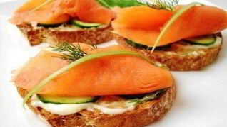 Аппетитные бутерброды с соленой семгой