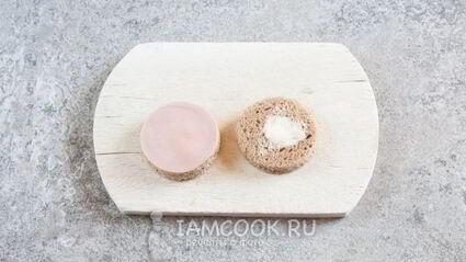 бутерброд обезьяна с сыром и колбасой