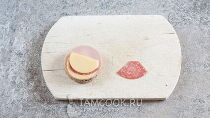 бутерброд обезьяна с сыром и колбасой