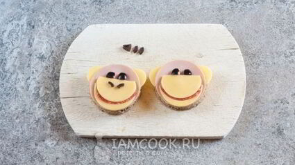 бутерброд обезьяна с сыром и колбасой