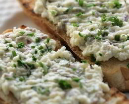 Бутерброд с сельдью и сливочным сыром