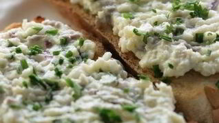 Бутерброд с сельдью и сливочным сыром