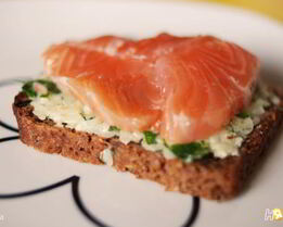 Бутерброд с сыром, зеленью и красной рыбой