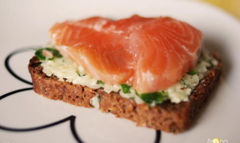 Рецепт бутерброд с сыром, зеленью и красной рыбой