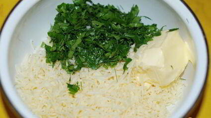 бутерброд с сыром, зеленью и красной рыбой