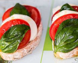 Бутерброды Капрезе с моцареллой