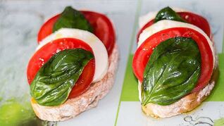 Бутерброды Капрезе с моцареллой
