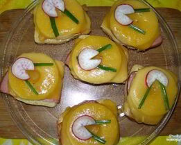 Бутерброды с ананасами и ветчиной