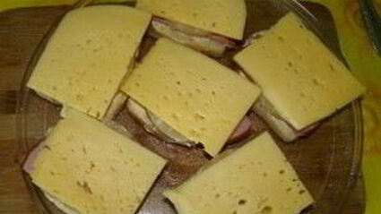 бутерброды с ананасами и ветчиной