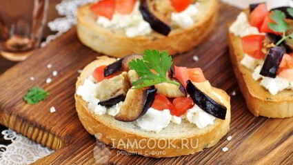 бутерброды с баклажанами, помидорами и чесноком