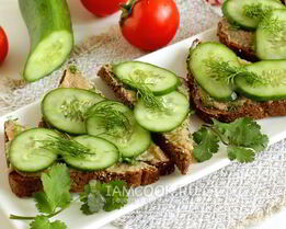 Бутерброды с икрой сельди и огурцом