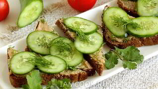 Бутерброды с икрой сельди и огурцом