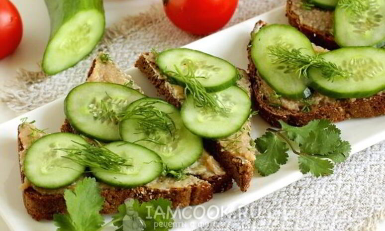 Рецепт бутерброды с икрой сельди и огурцом