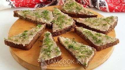 бутерброды с икрой сельди и огурцом