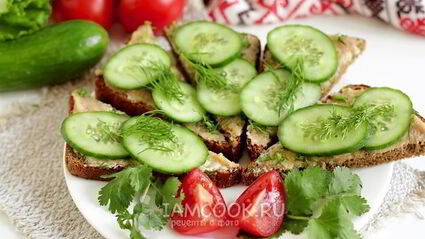 бутерброды с икрой сельди и огурцом