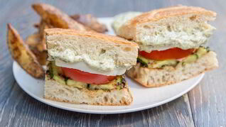 Бутерброды с кабачком и помидором