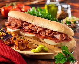 Бутерброды с колбасой и помидорами