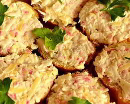 Бутерброды с крабовыми палочками, сыром и сметаной