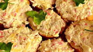 Бутерброды с крабовыми палочками, сыром и сметаной