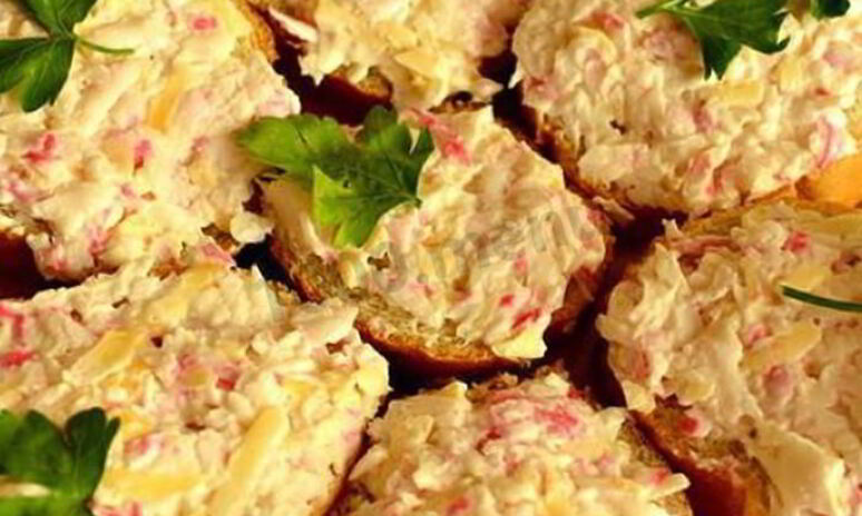 Рецепт бутерброды с крабовыми палочками, сыром и сметаной