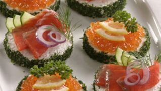 Бутерброды с красной икрой и красной рыбой