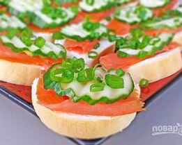 Бутерброды с красной рыбой и огурцом