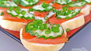 Бутерброды с красной рыбой и огурцом