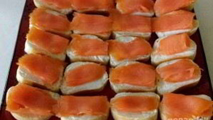 бутерброды с красной рыбой и огурцом