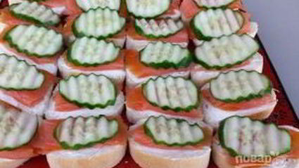 бутерброды с красной рыбой и огурцом