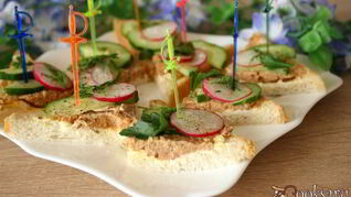 Бутерброды с паштетом и свежими овощами