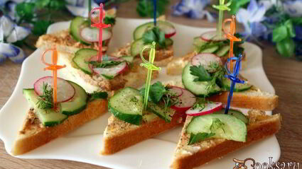 бутерброды с паштетом и свежими овощами