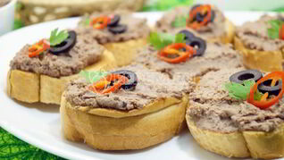 Бутерброды с паштетом из куриной печени