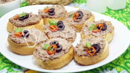 бутерброды с паштетом из куриной печени