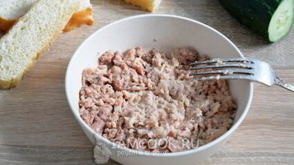 бутерброды с печенью трески и яйцом