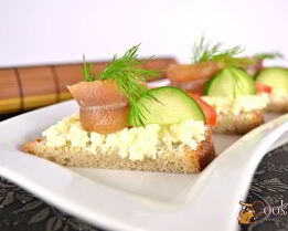 Бутерброды с плавленным сыром и копченой салакой