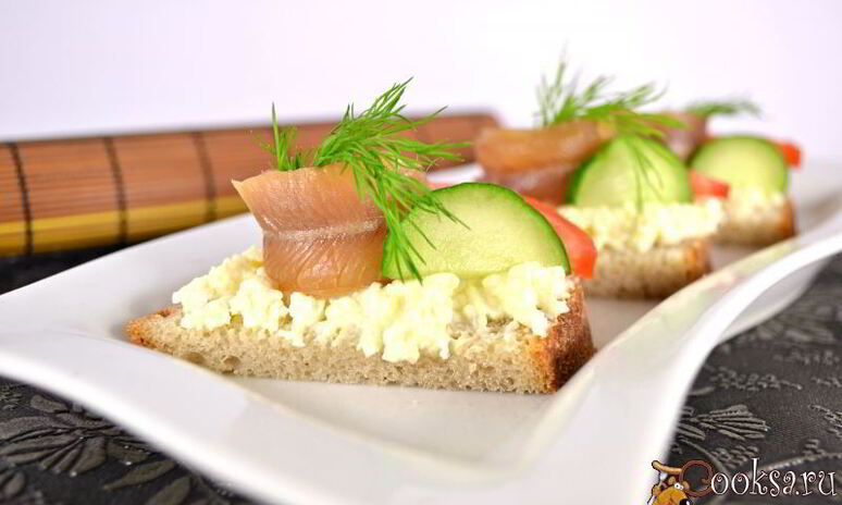 Рецепт бутерброды с плавленным сыром и копченой салакой