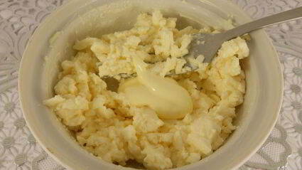 бутерброды с плавленным сыром и копченой салакой