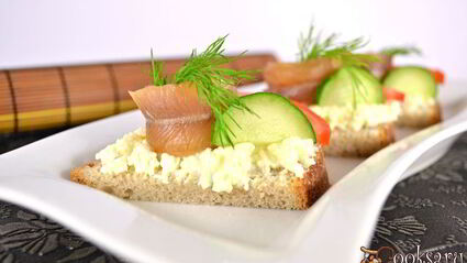 бутерброды с плавленным сыром и копченой салакой