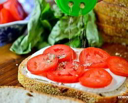 Бутерброды с помидорами и чесноком