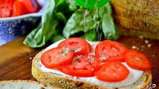 Бутерброды с помидорами и чесноком