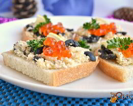 Бутерброды с сыром, оливками и красной икрой