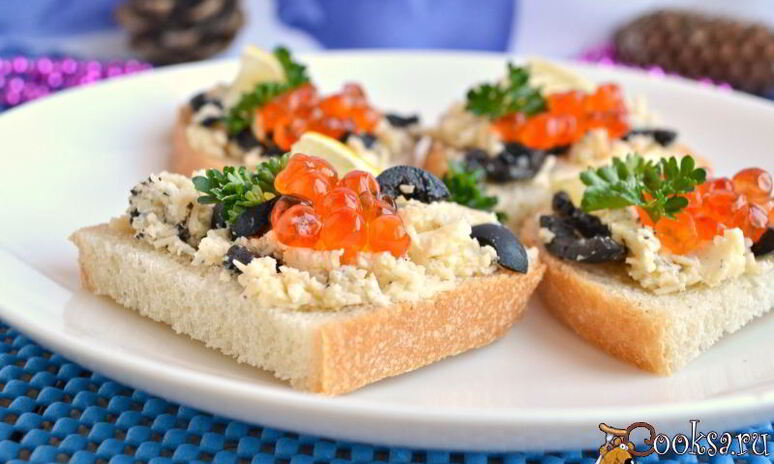 Рецепт бутерброды с сыром, оливками и красной икрой