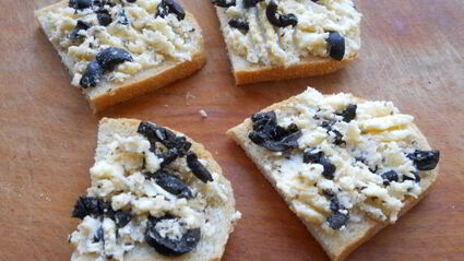 бутерброды с сыром, оливками и красной икрой