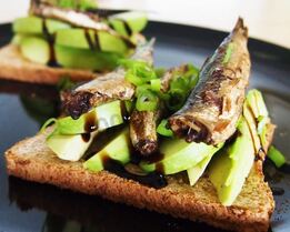 Бутерброды со шпротами и авокадо