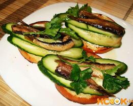 Бутерброды со шпротами и огурцом