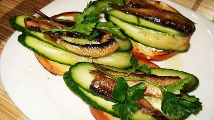 бутерброды со шпротами и огурцом