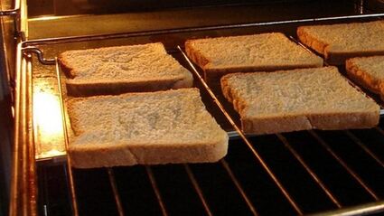 бутерброды со шпротами, соленым огурцом