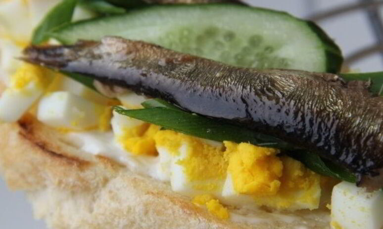 Рецепт бутерброды со шпротами, яйцом и огурцом